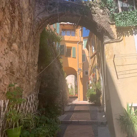 - Vieille * Menton